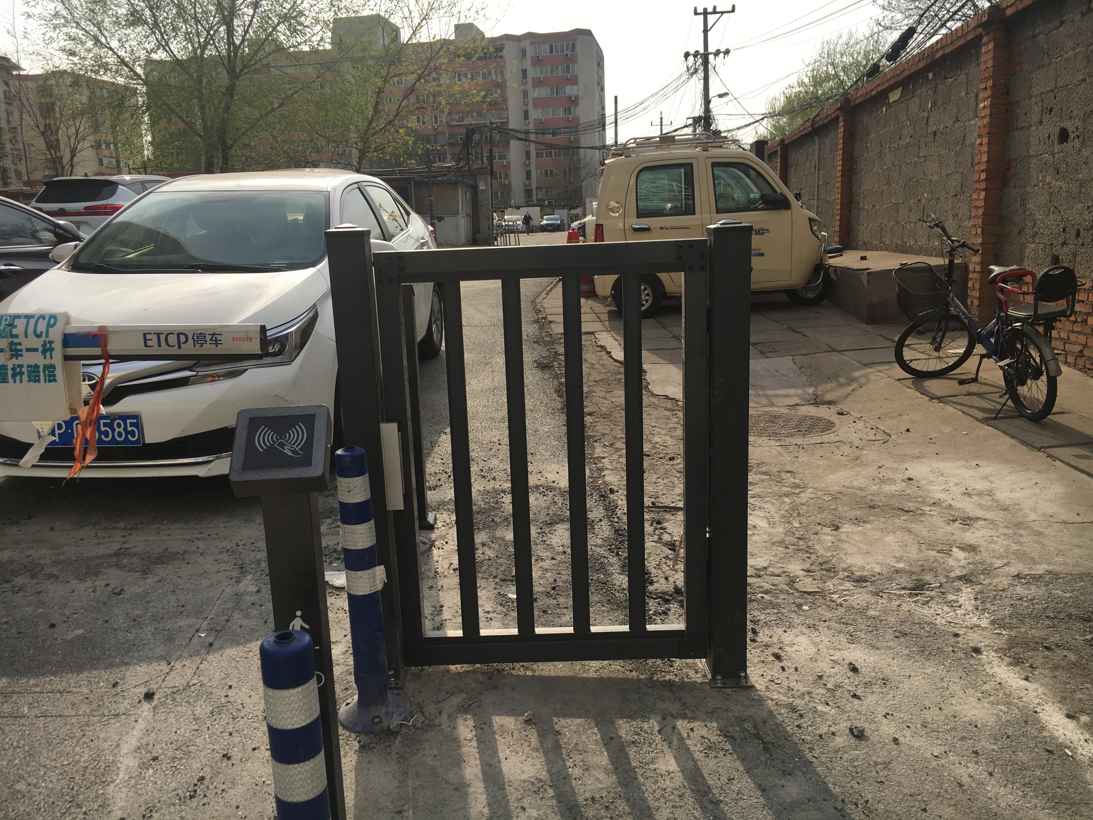 宣祥家園小區(qū)刷卡半自動(dòng)門門禁安裝完成