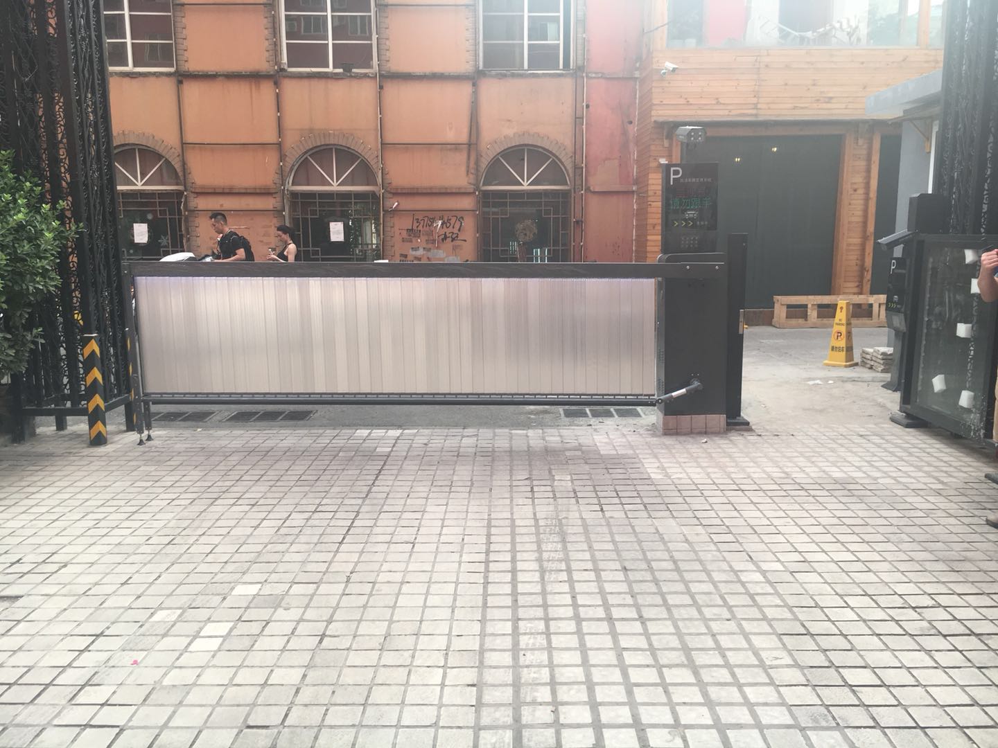 幸福公寓車牌設(shè)別道閘系統(tǒng)和自動(dòng)門禁系統(tǒng)